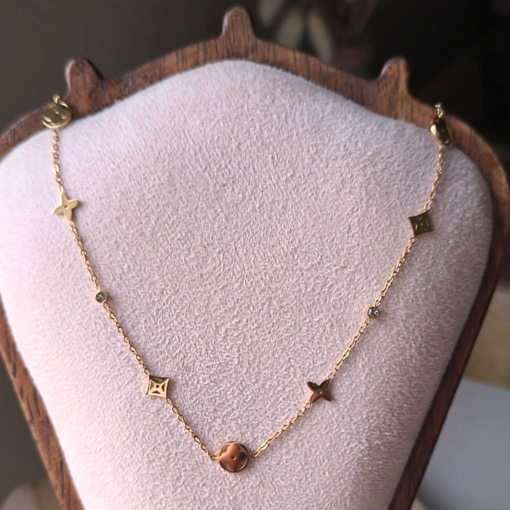 Collier à motifs géométriques et trèfle