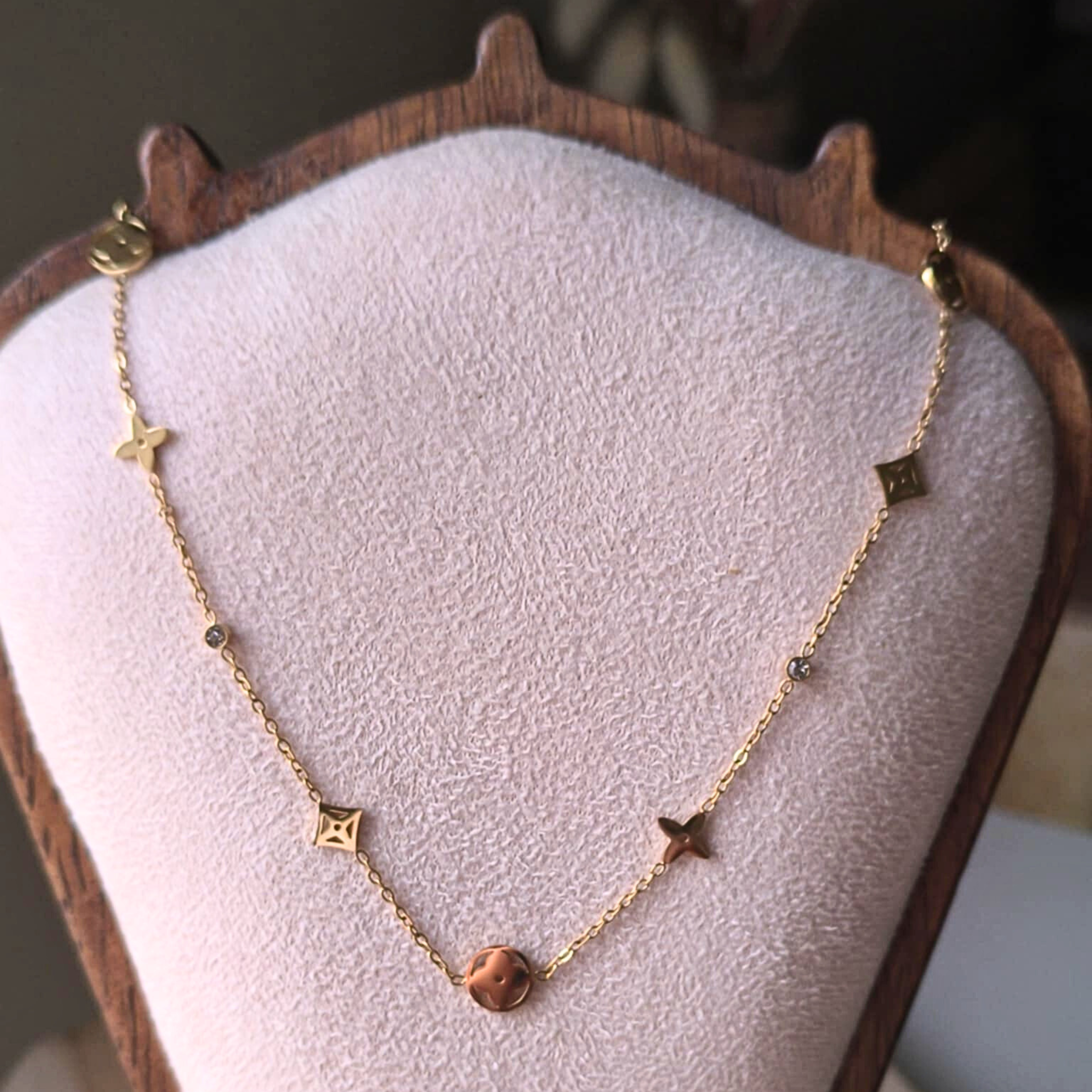 Collier à motifs géométriques et trèfle