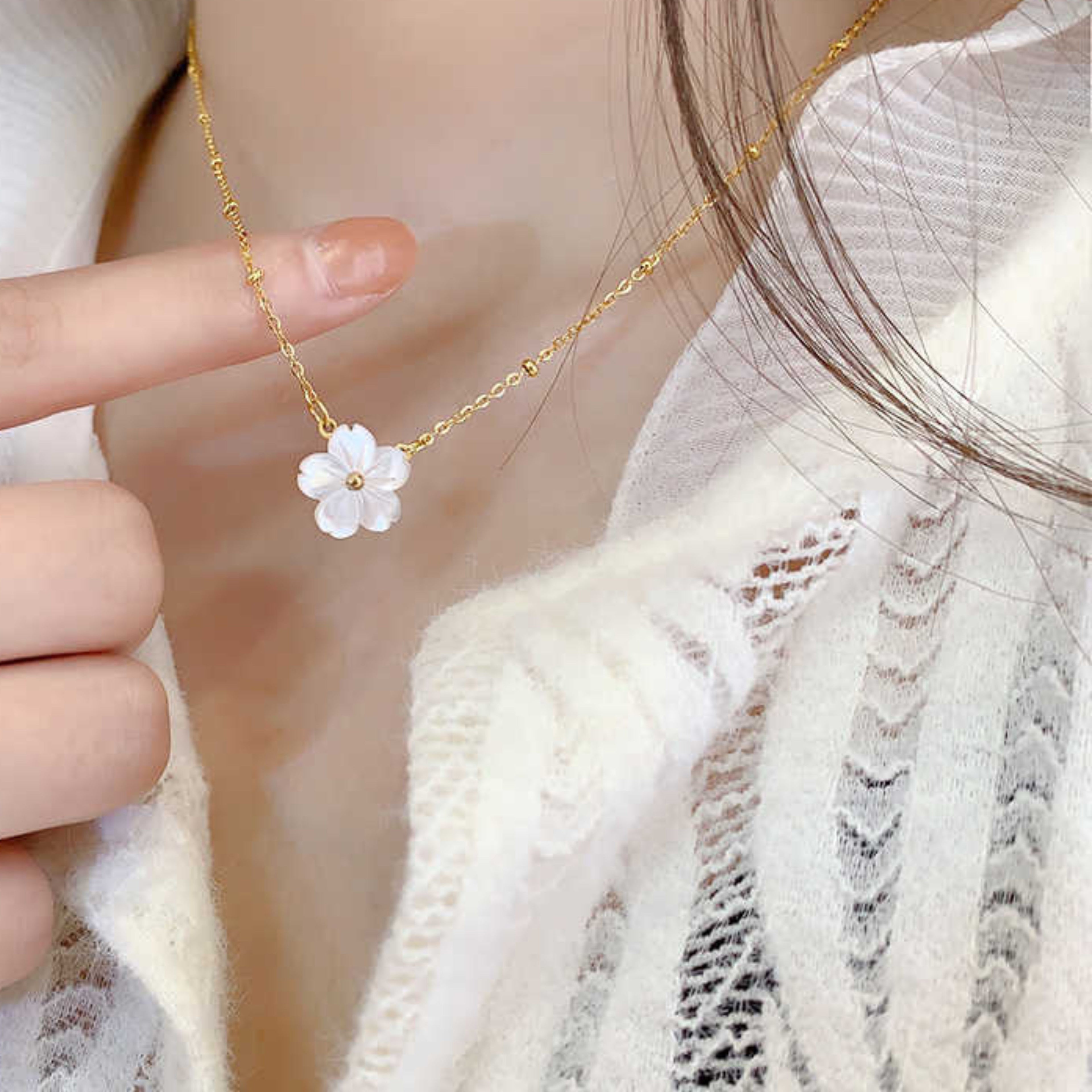 Collier en Acier Inoxydable avec Perles et Pendentif Fleur en Nacre