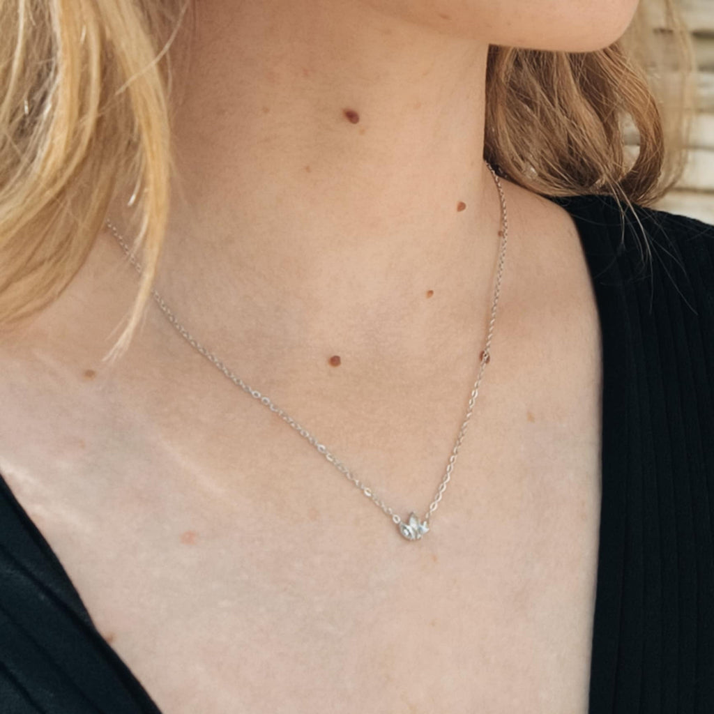 Collier Fin en Acier Inoxydable Doré ou Argenté – Fleur Cristal à 3 Branches