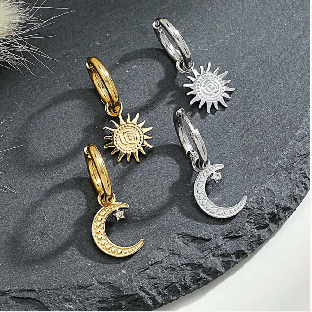 Boucles d’oreilles dépareillées créoles lune et soleil – Or & Argenté