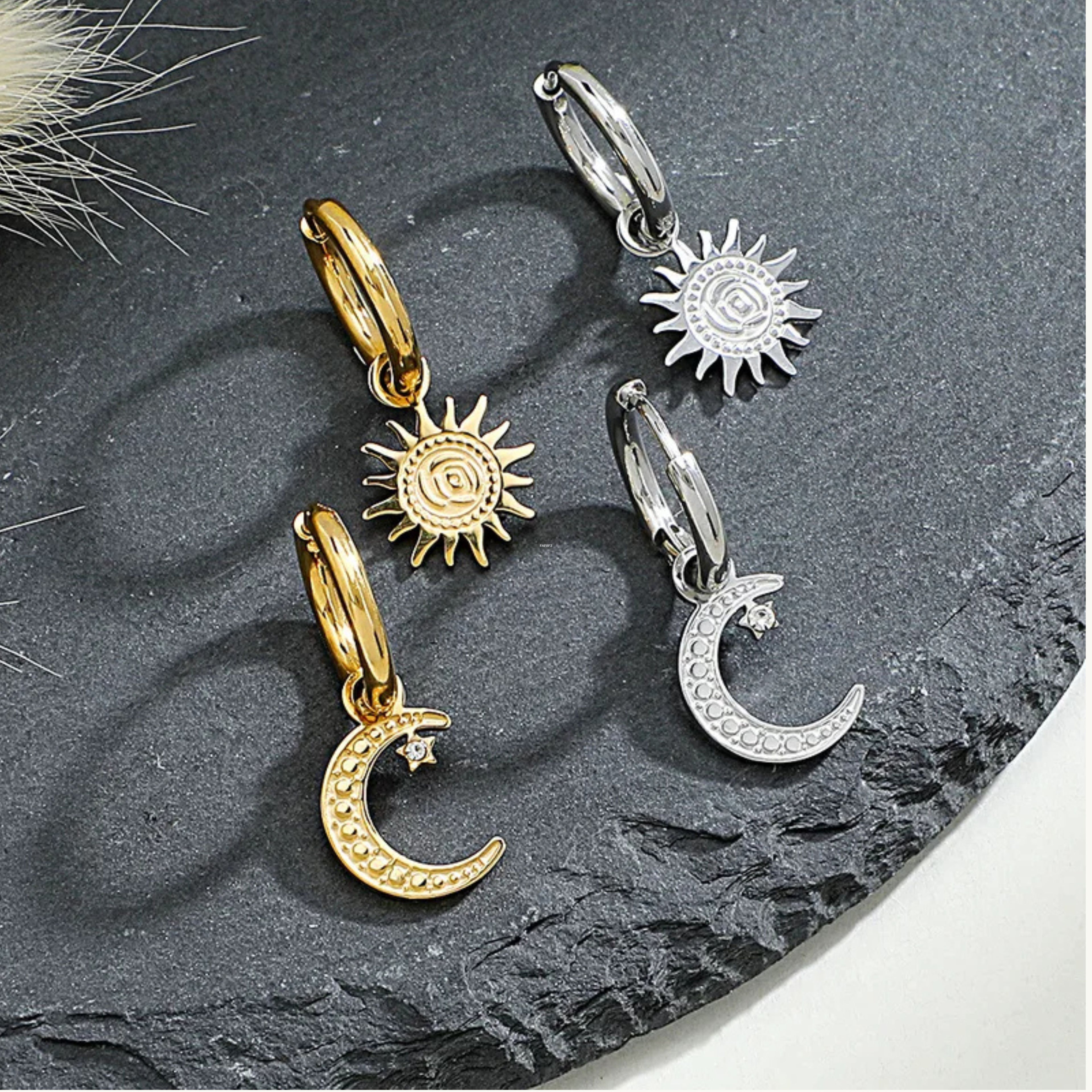 Boucles d’oreilles dépareillées créoles lune et soleil – Or & Argenté