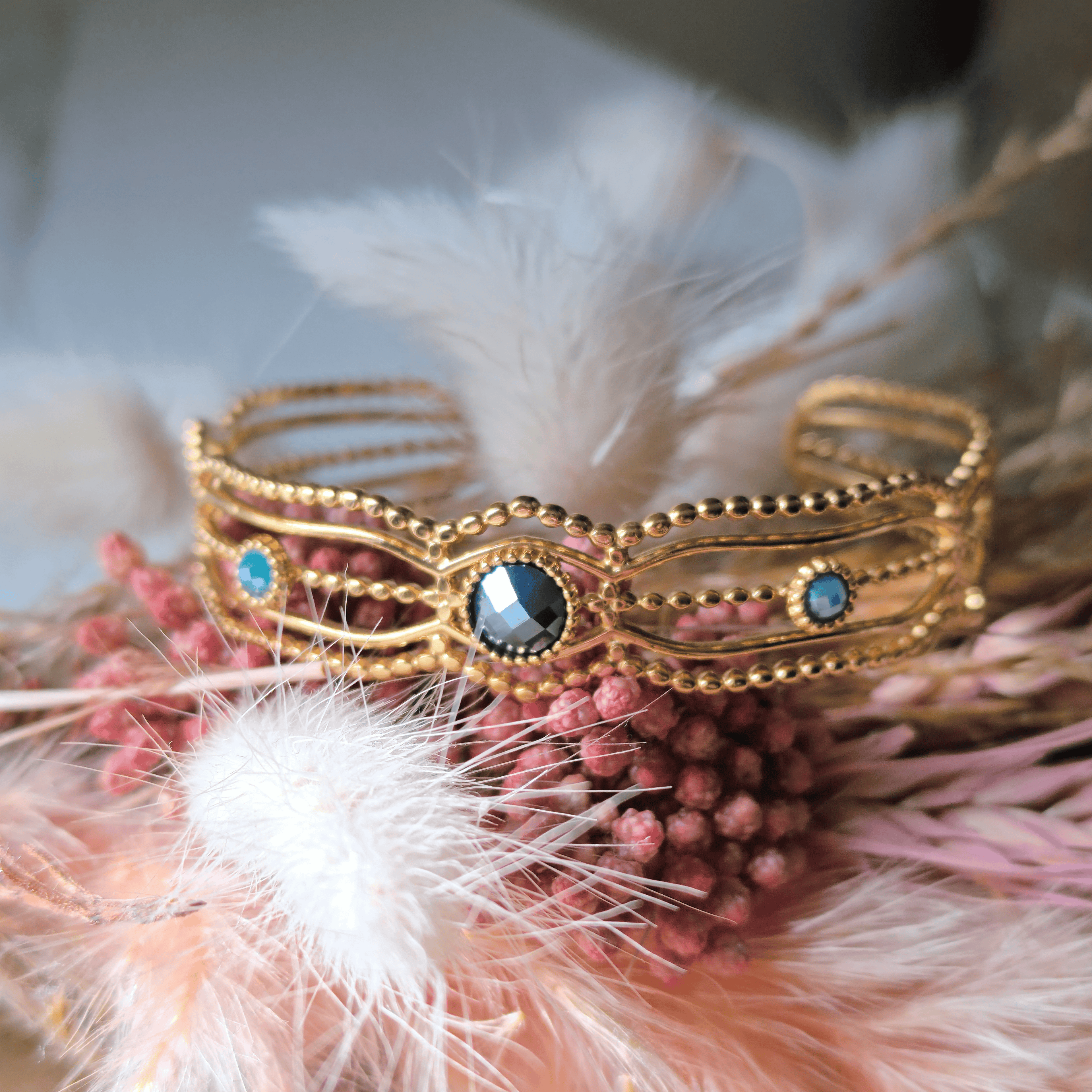 Bracelet Jonc Doré – 3 Perles Bleues – Taille Réglable