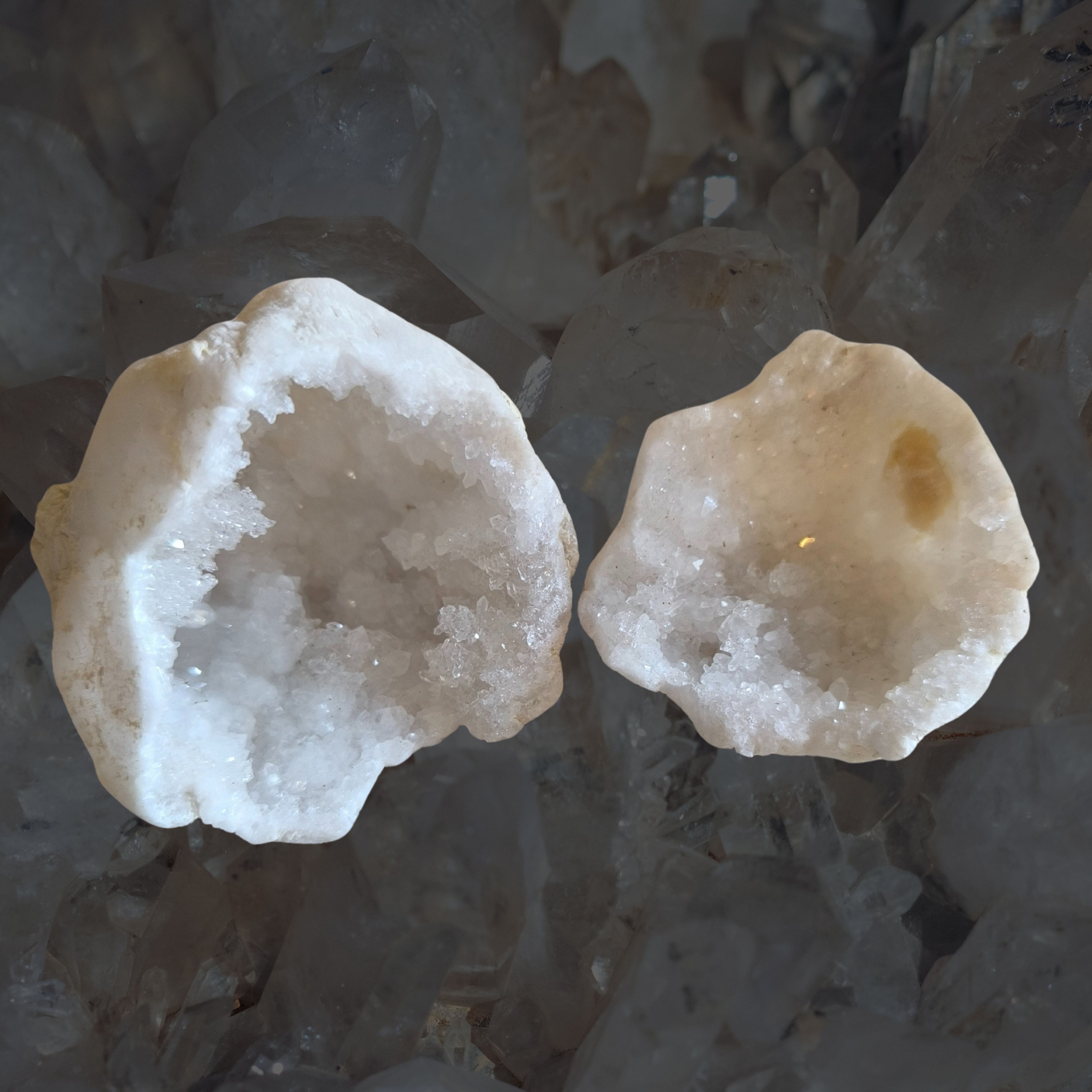 🔮Géode entière en Cristal de Roche – 223 g – 90 x 80 mm