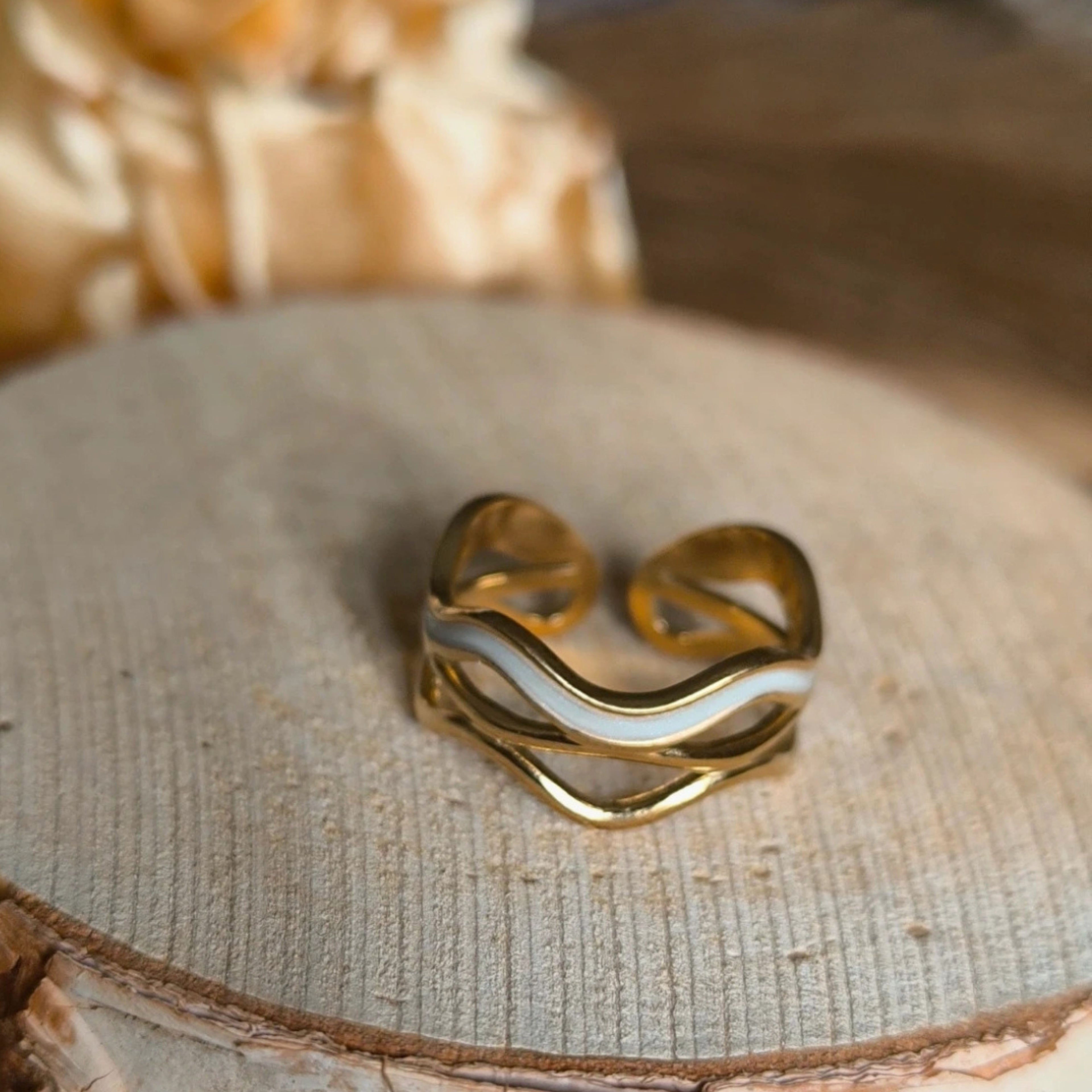 Bague Ondulation Dorée avec Détails Blancs – Acier Inoxydable Réglable