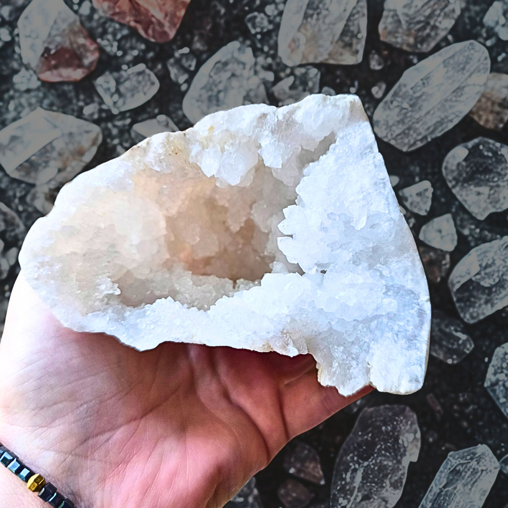 🔮Géode en Cristal de Roche – 500 g – 10,5 x 9,5 x 7,5 cm