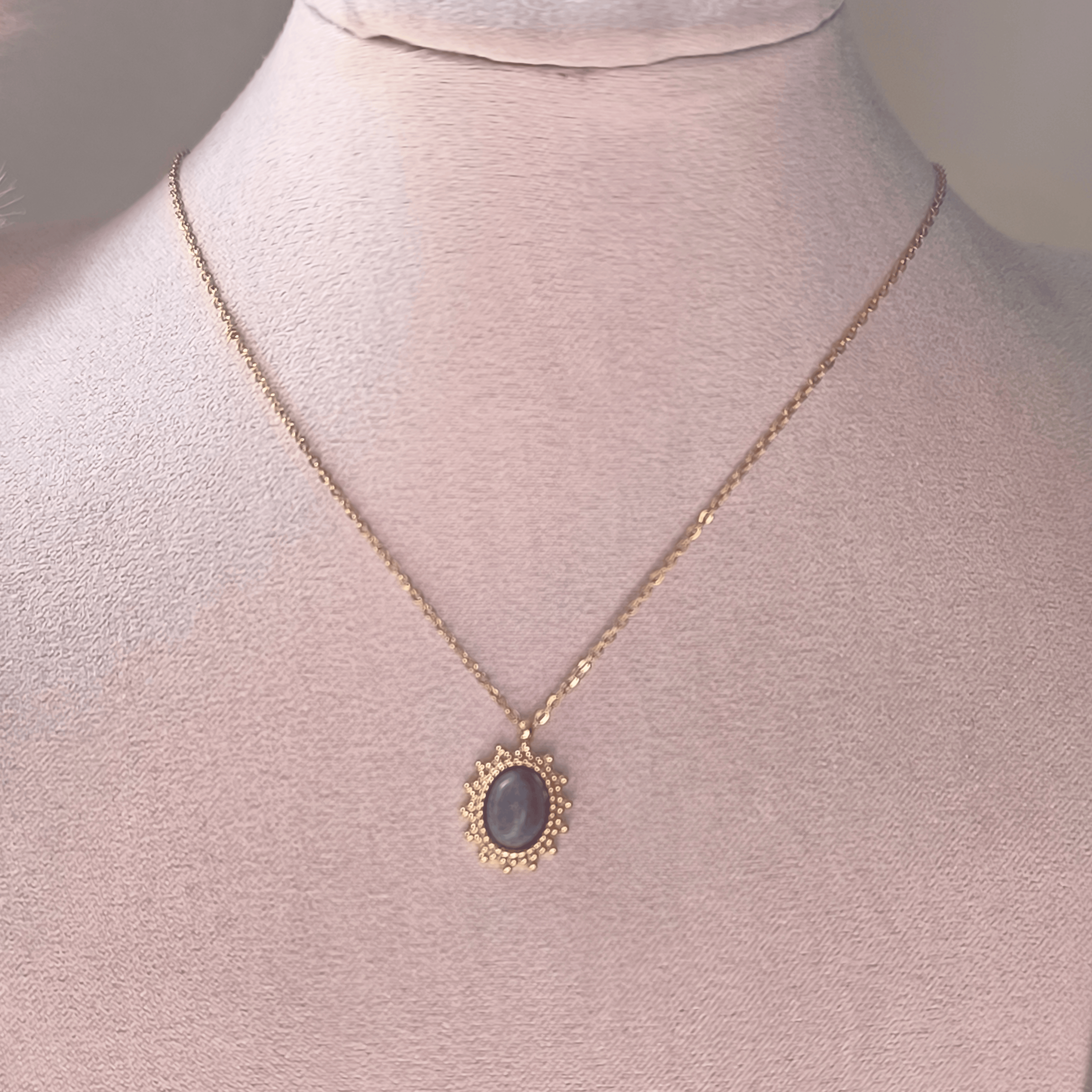 Collier doré en acier inoxydable avec pendentif en labradorite noire naturelle