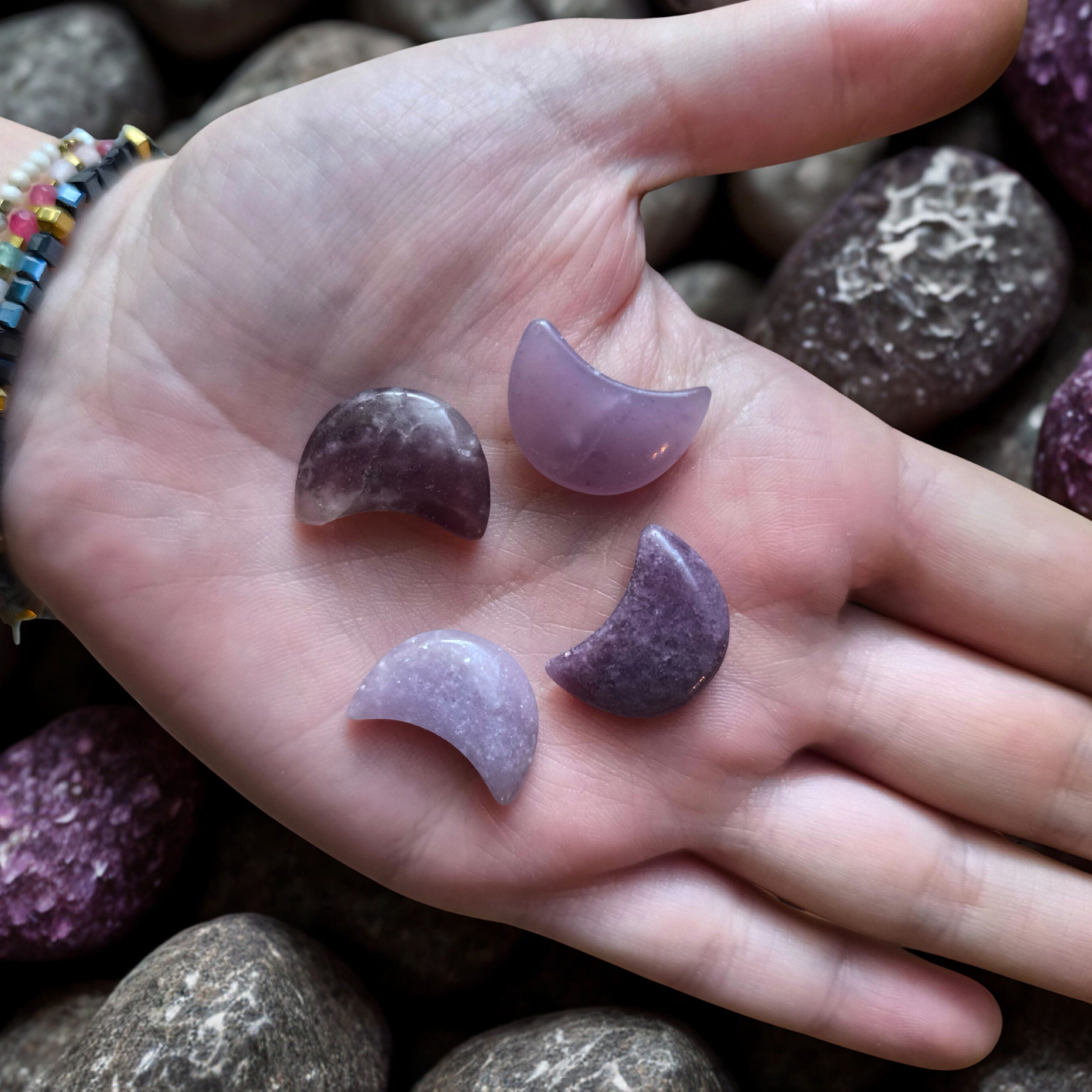 🌙 Pierre de Lépidolite en forme de Lune – Sérénité et Harmonie