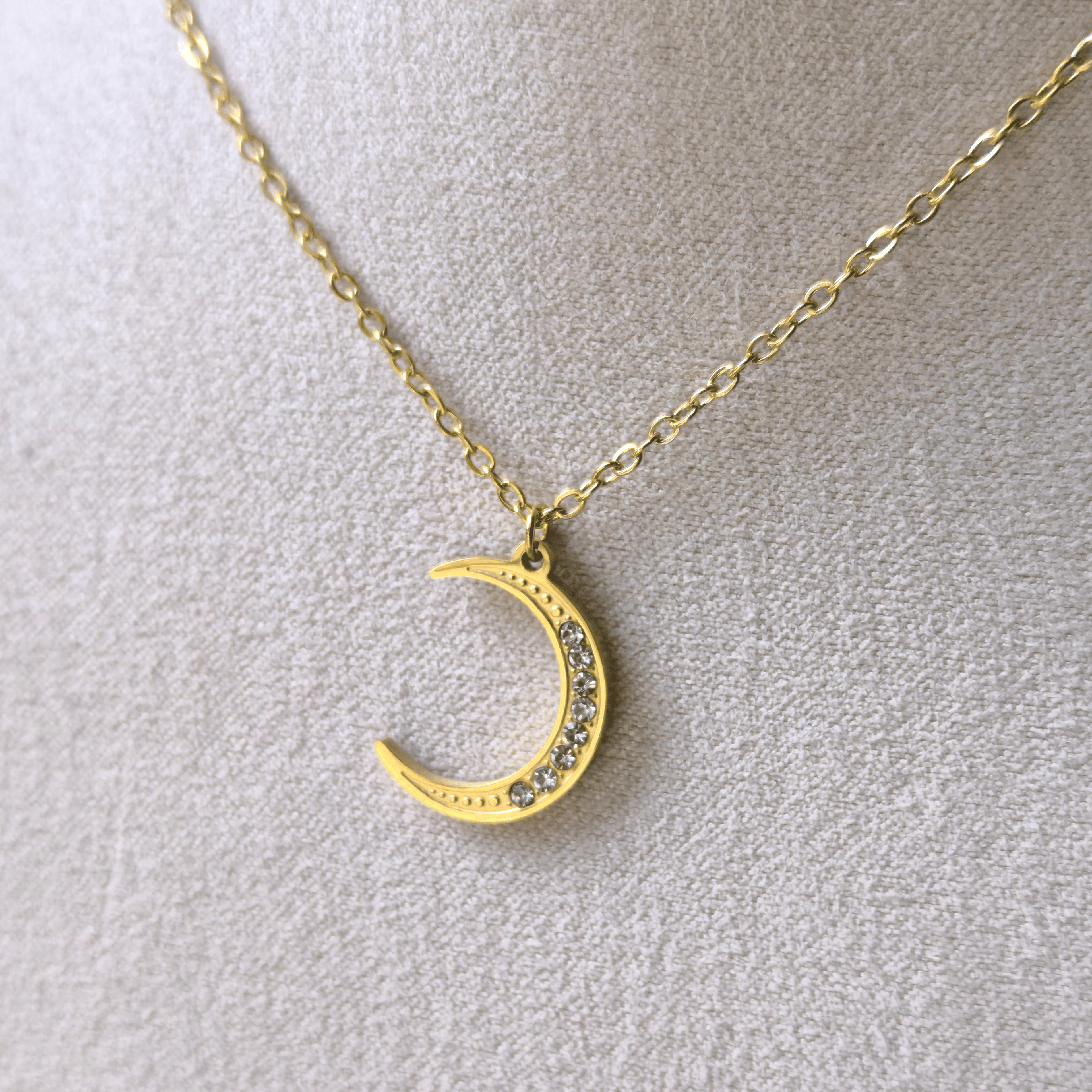 Collier en Acier Inoxydable Doré – Pendentif Lune & Détails Zircons