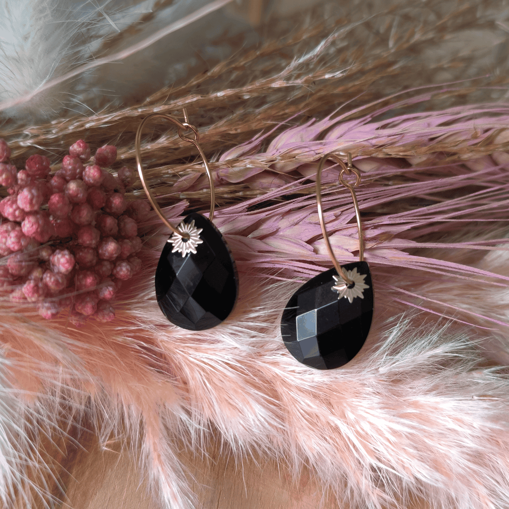 Boucles d’oreilles créoles fines avec pampille et pierre naturelle – acier inoxydable