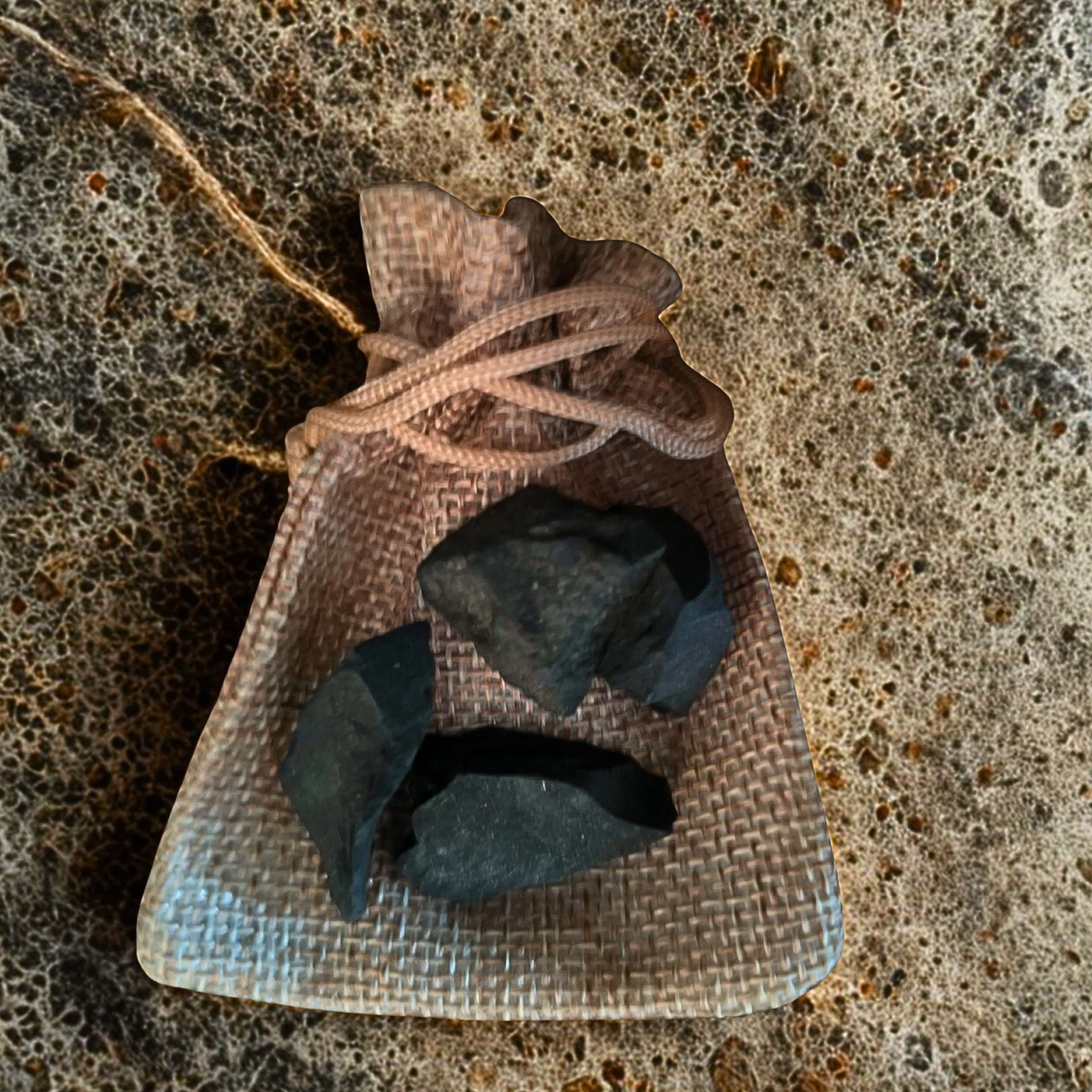 🌑 Pochon de Shungite brute – Protection, Énergie