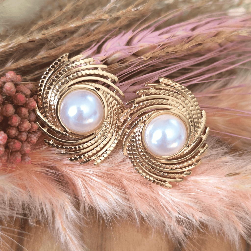 Boucles d’oreilles dorées en acier inoxydable avec perle blanche