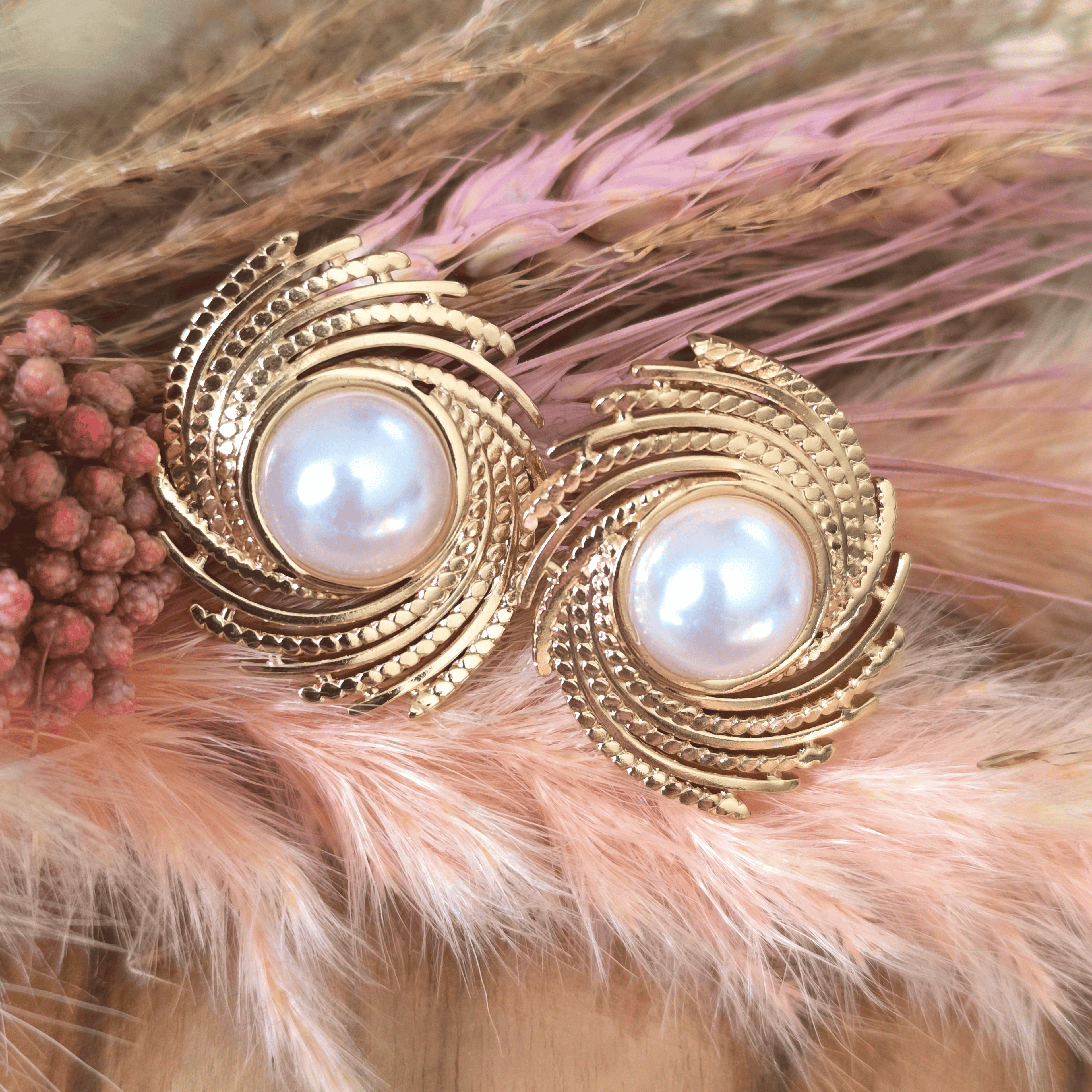 Boucles d’oreilles dorées en acier inoxydable avec perle blanche