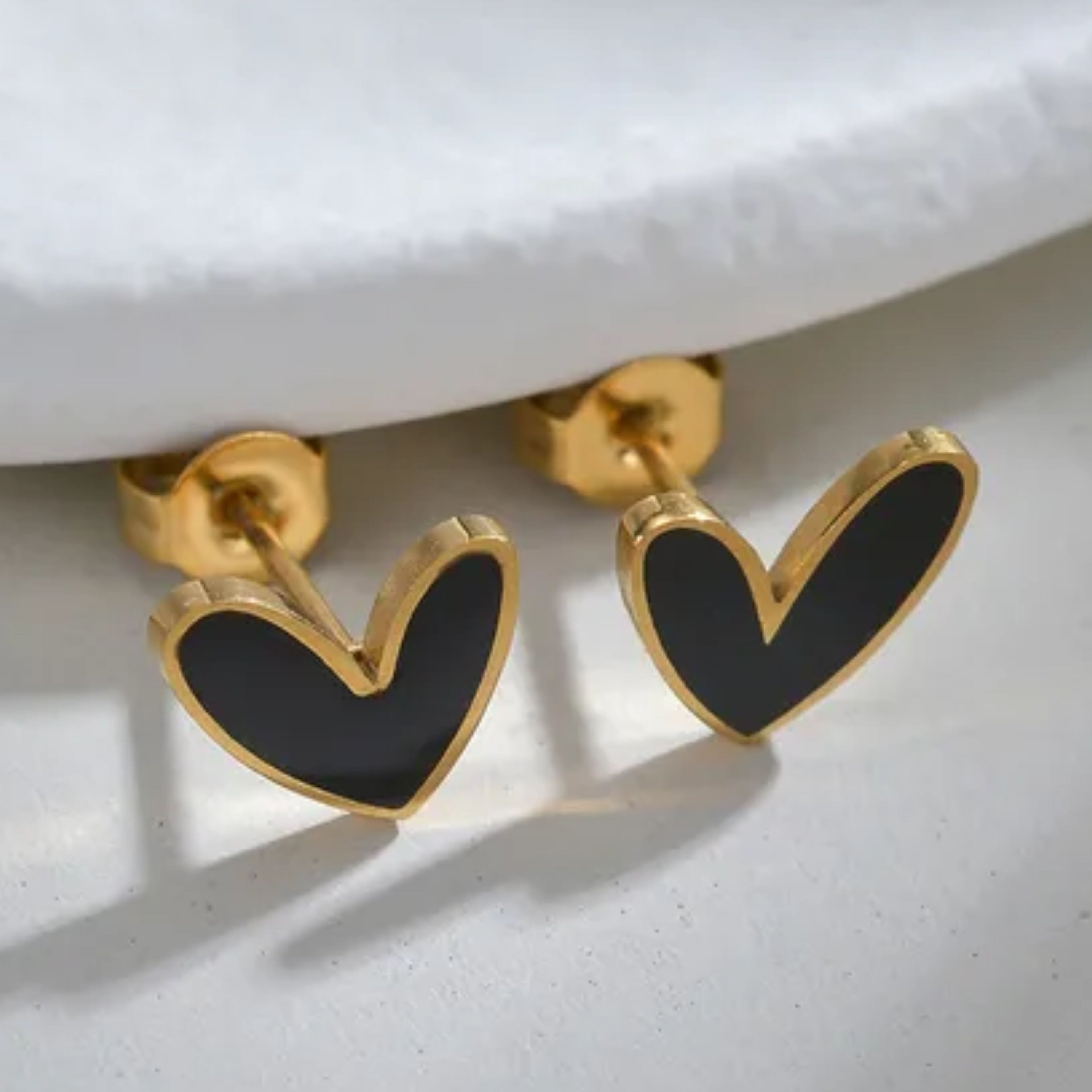 Boucles d’Oreilles Puces en Acier Inoxydable Doré – Forme Cœur Intérieur Noir