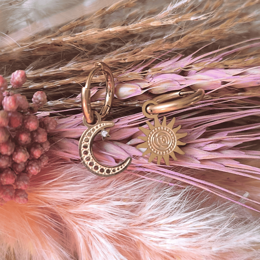 Boucles d’oreilles dépareillées créoles lune et soleil – Or & Argenté